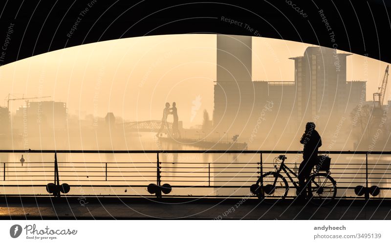 Der Bogen der Oberbaumbruecke In Berlin friedrichshain mit einem Radfahrer Aktivität Architektur schön Fahrrad Brücke Gebäude Hauptstädte Großstadt Stadtbild