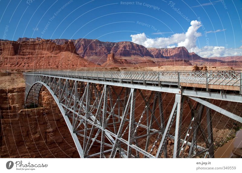 Brückenschlag Ferien & Urlaub & Reisen Tourismus Abenteuer Umwelt Natur Landschaft Himmel Wolken Felsen Schlucht Fluss Wüste Verkehrswege Wege & Pfade hoch blau