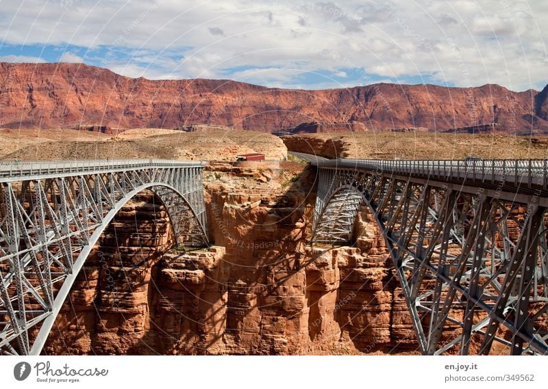 jung und alt Ferien & Urlaub & Reisen Tourismus Abenteuer Natur Landschaft Wolken Felsen Schlucht Brücke Bauwerk Architektur Verkehrswege Straße Wege & Pfade