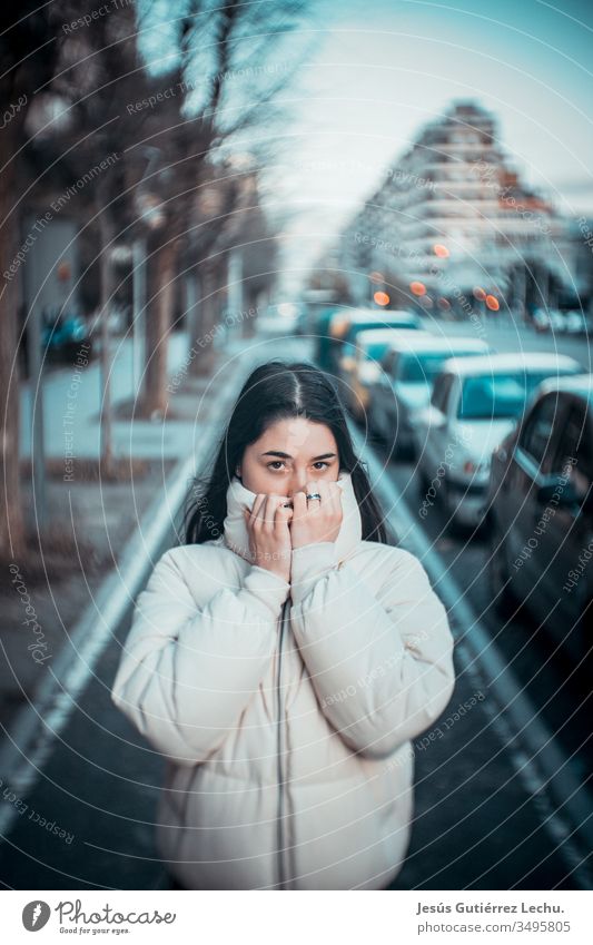 Junge Frau im weißen Kittel mitten auf der Straße mit großer Unschärfe Leben Farbfoto Menschen Außenaufnahme Model schön niedlich Beautyfotografie süßes Mädchen