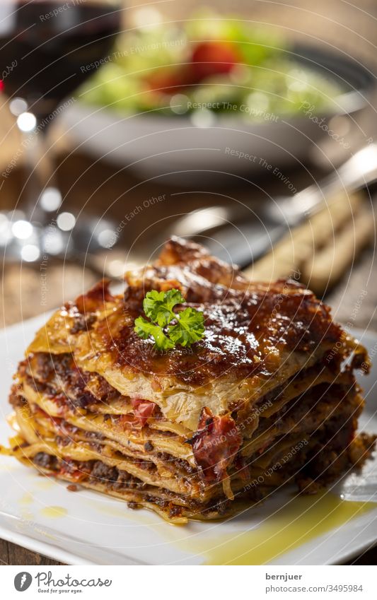 Lasagne auf einem Teller lecker Hackfleisch zubereitet Kohlenhydrat Nudelauflauf Schichten Italien europäisch bolognaise rustikal geschmackvoll Zutat