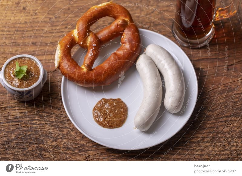 bayerische Weißwürste mit Brezel Weißwurst Wurst Senf Teller Bier Helles Bierkrug Glas Topf zwei paar Oktoberfest Essen weiß München Frühstück rustikal