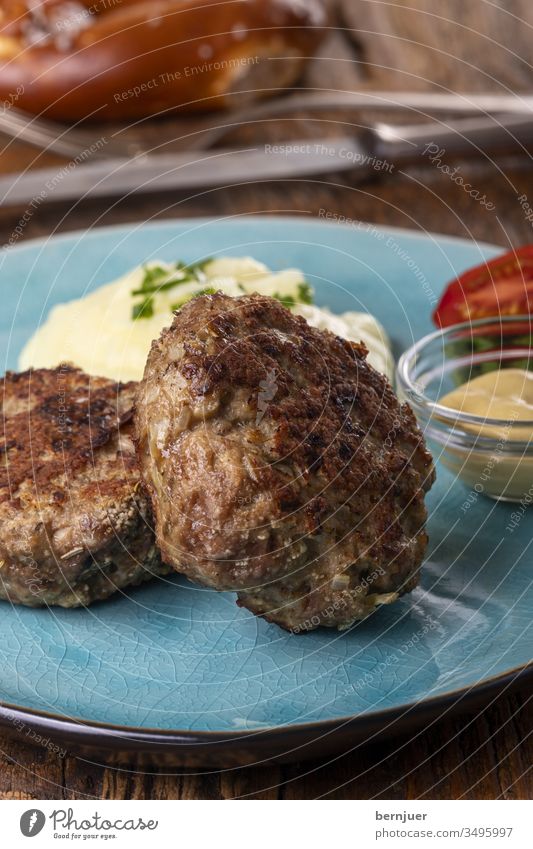 zwei bayerische Fleischpflanzerl auf einem Teller HackFleisch Laib Fleischlaib fleischpflanzerl Kraut püriert warm nobody essen Gastronomie Zutat Hackfleisch