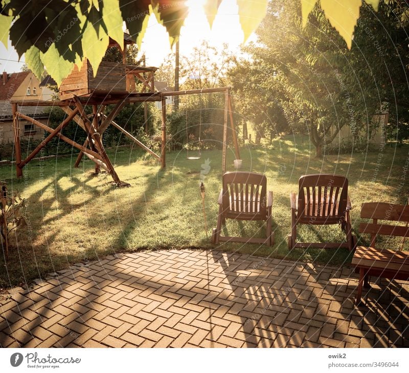 Pause machen Sonnenlicht Stühle Idylle Ruhe Sommer Blätter Wiese Gerüst Schatten warmes Licht Farbfoto Tag Landschaft Umwelt Insel Schönes Wetter Sommerurlaub