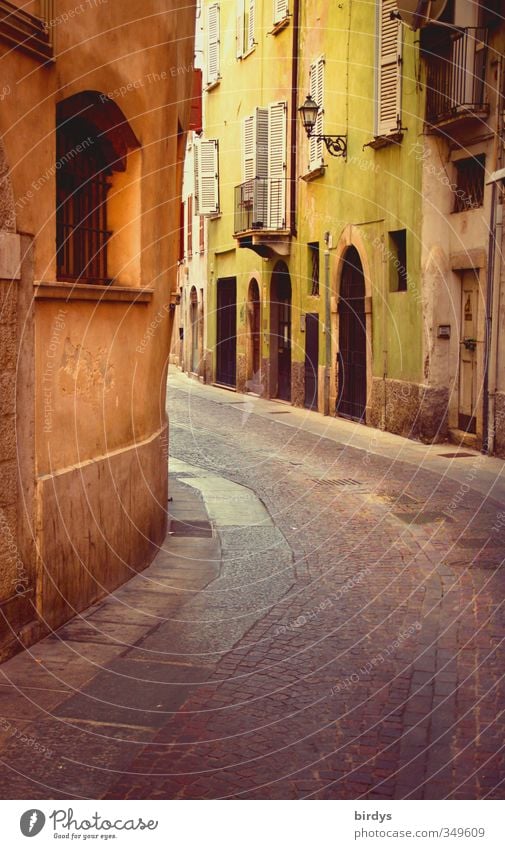 italienisches Flair Brescia Italien Dorf Kleinstadt Stadt Altstadt Haus Straße Gasse alt historisch Originalität positiv Wärme gelb grün Idylle Kultur