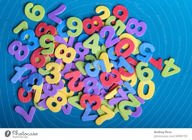 Lernspielzeug. Holzspielzeug. Zahlen. Ausbildungskonto. Kindesentwicklung. geometrische Figuren. bunte Zahlen abc Algebra Alphabet Arithmetik Hintergrund blau