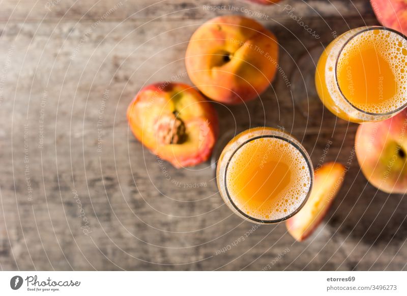 Bellini Champagner-Cocktail in Kristallglas auf Holztisch. Ansicht von oben. Raum kopieren Alkohol Aprikose bellini Getränk Weinbrand Schaumblase klassisch