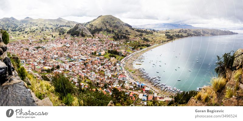 Luftaufnahme der Stadt Copacabana am Titicacasee in Bolivien Antenne Höhe amerika Bucht Strand Boote bolivianisch Gebäude Windstille Großstadt Stadtbild Küste