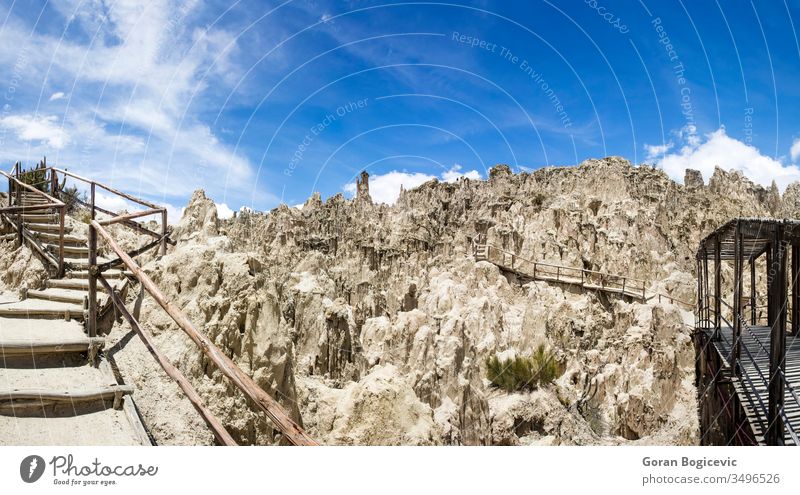 Felsformationen des Valle de la luna in Bolivien amerika Anden Ödland blau Schlucht Klippen Wolken Landschaft Tag wüst Ausflugsziel trocknen Erosion Formationen