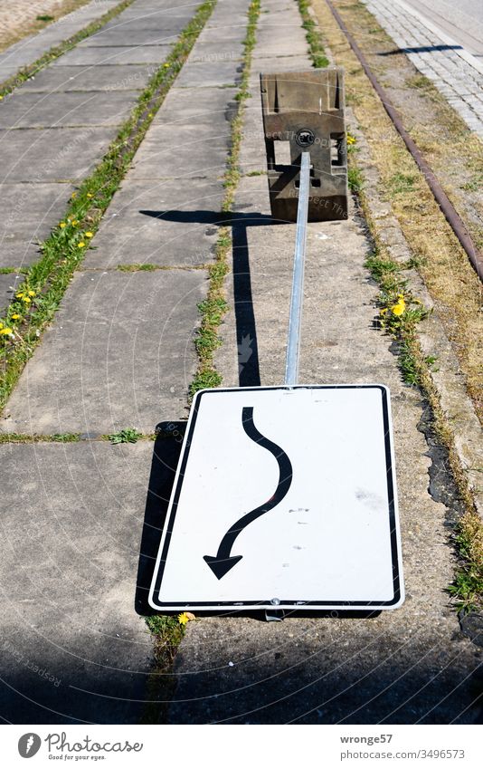 Verkehrszeichen Verschwenkung liegt umgestürzt auf dem Straßenrand Verkehrsschild kurze Verschwenkung Verkehrstafel Aufsteller Schilderständer Außenaufnahme