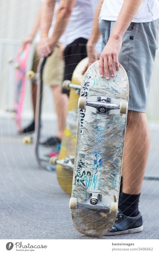 Jungen skateboarden auf der Straße. Städtisches Leben. Skateboard Skater Menschen Skateboarding im Freien Aktion Skateboarderin extrem aktiv Schlittschuh