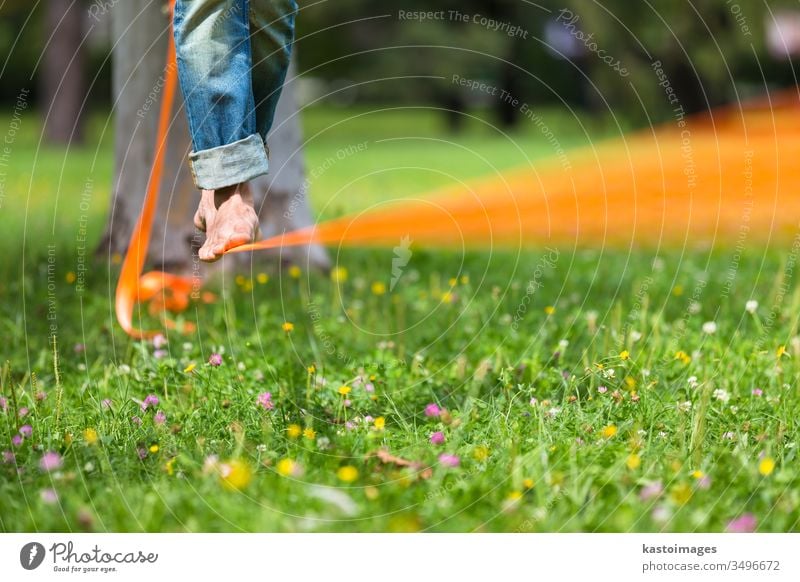 Slackline im Stadtpark. Schlaffleitung Aktivität Sport schlaff Linie Gleichgewicht Drahtseil jung Person Seil Fitness Rücken Natur Konzentration männlich passen