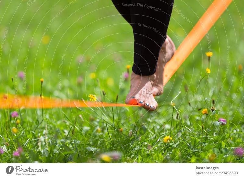 Slackline im Stadtpark. Schlaffleitung Aktivität Sport schlaff Linie Frau Gleichgewicht Drahtseil jung Person Seil Fitness Rücken Natur Konzentration passen