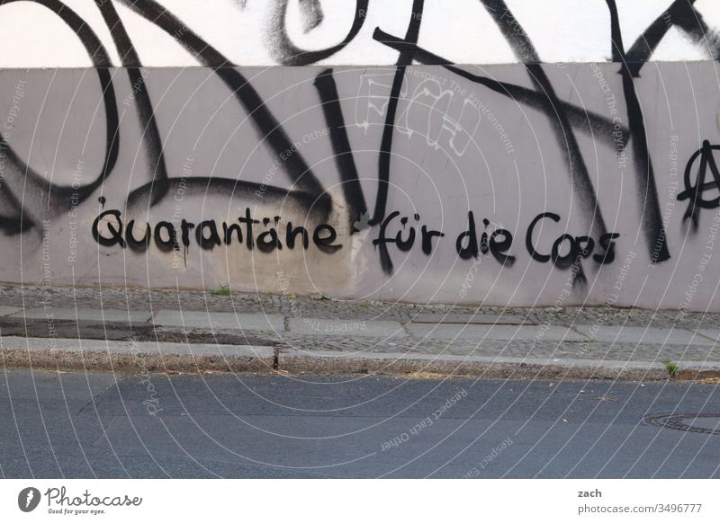 Fassade mit der Aufschrift Quarantäne für die Cops Buchstaben Wand Zeichen Mauer Textfreiraum unten Schriftzug Graffiti Schriftzeichen Textfreiraum oben Gebäude