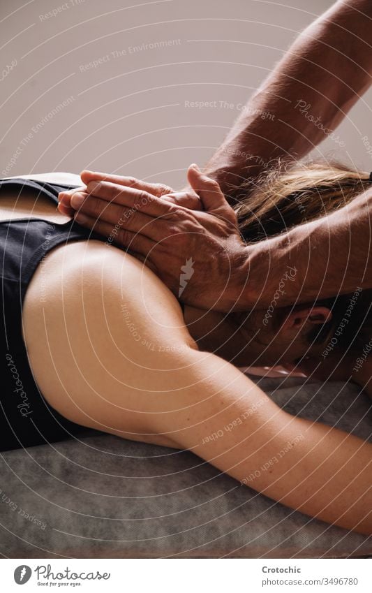 Massage-Sitzung. Männerhände auf dem Nacken einer Frau alternativ Aromatherapie Arthritis Rücken Wesen Körperpflege Knochen Chiropraktiker Klinik Kosmetik