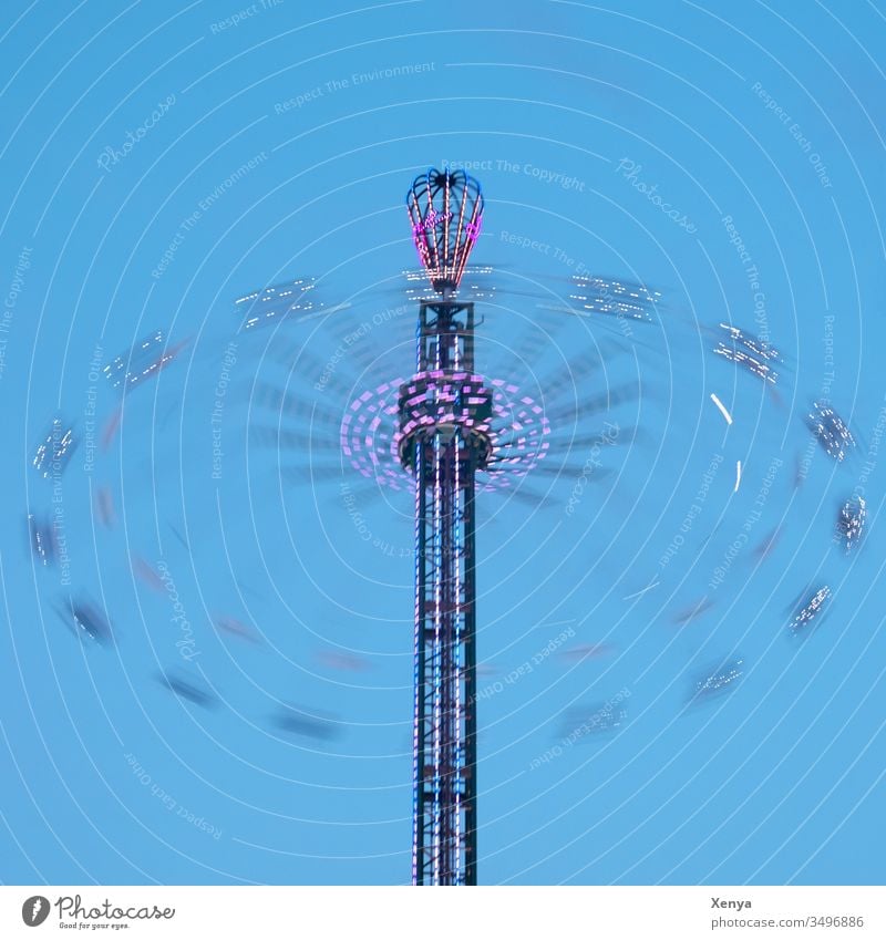 Volksfest Blauer Himmel Fahrgeschäfte Jahrmarkt Farbfoto Freizeit & Hobby Vergnügungspark Attraktion drehen Bewegung hoch Tag Lichter Schwindelgefühl