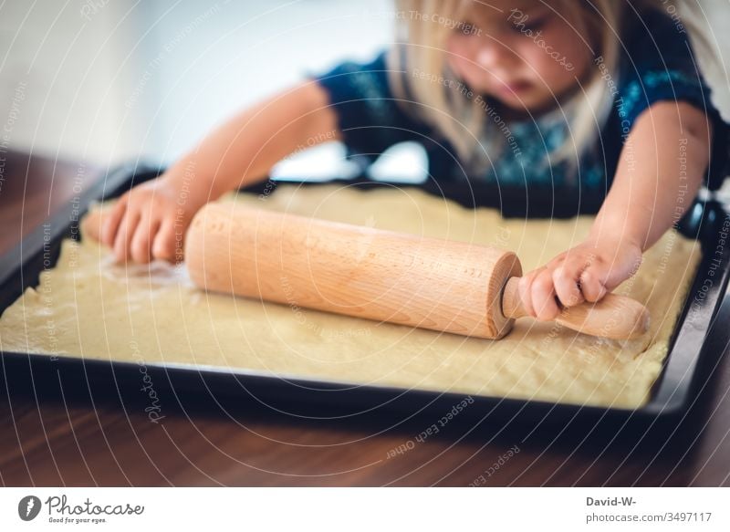 kleine Pizzabäckerin - Mädchen rollt mit Nudelholz Teig aus Kind niedlich konzentriert Küche backen lernen ausrollen Pizzateig übung macht den meister Übung