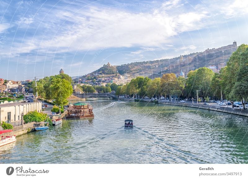 Vergnügungsboot auf den Wellen des Flusses Kura in Tiflis Georgien Kaukasus Land Georgien tiflis Herbst Bank Bettpfanne Boot brige hell Großstadt Stadtbild