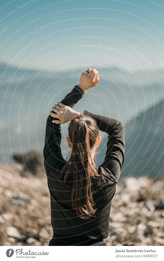 ein junges Mädchen mit Bergen im Hintergrund Kaukasier klassisch Dame Bekleidung Lifestyle Stil Mode attraktiv altehrwürdig Frau Hipster Jaen Erwachsene