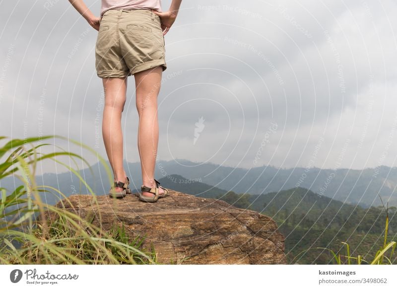 Weibliche Touristin, die eine schöne Aussicht auf die Teeplantagen in Sri Lanka genießt. Natur Frau Abenteuer reisen Landschaft Bahn Person wandern Sommer