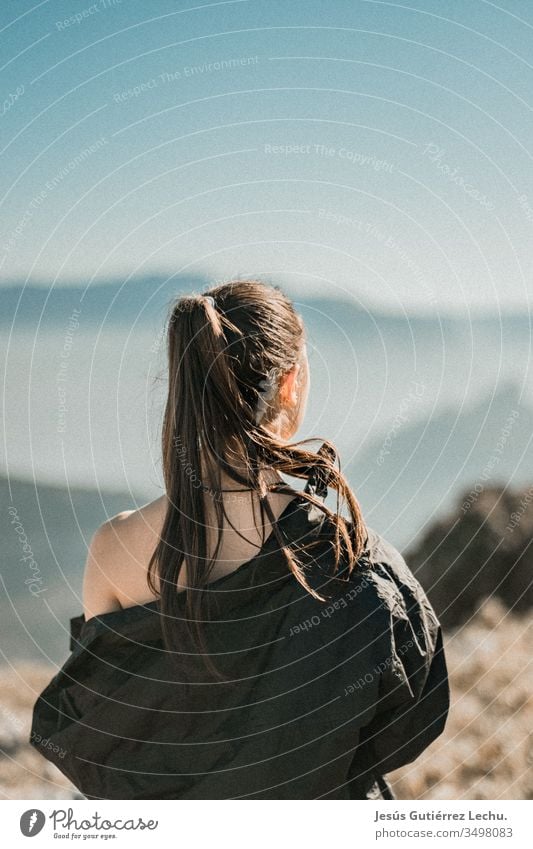 ein junges Mädchen mit Bergen im Hintergrund Kaukasier klassisch Dame Bekleidung Lifestyle Stil Mode attraktiv altehrwürdig Frau Hipster Jaen Erwachsene