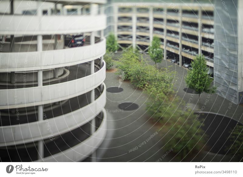 Optische Täuschung im Parkhaus. Garage Einfahrt Fahrbahn Spirale Beton Geländer Architektur Zweckbau Verkehr traffic Wand wall Stadt urban Infrastruktur