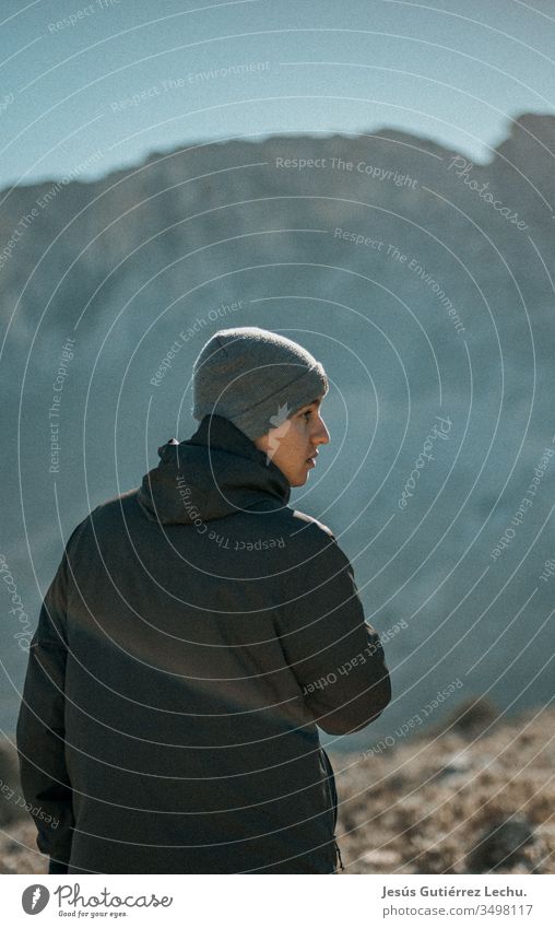 Wanderer, der auf einige Berge zugeht klassisch Mode Stil jung Hintergrund Kaukasier Erwachsene altehrwürdig Außenaufnahme Blick in die Kamera Jaen retro