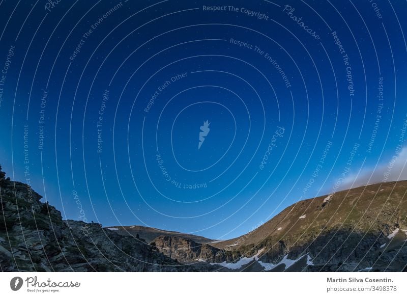 Wunderschöner Himmel in den Bergen Andorras. grün natürlich Sommer Hintergrund Schönheit blau Windstille canillo Wolken Umwelt Europa Wald Gras hoch wandern