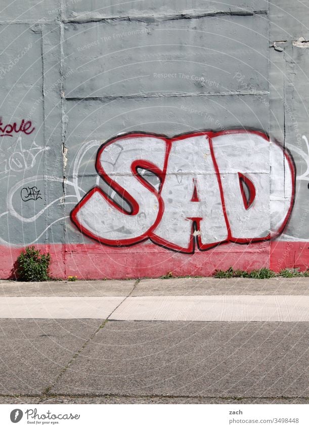 Fassade mit einem Grafitti Sad - traurig Buchstaben Wand Zeichen Mauer Textfreiraum unten Schriftzug Graffiti Schriftzeichen Textfreiraum oben Gebäude