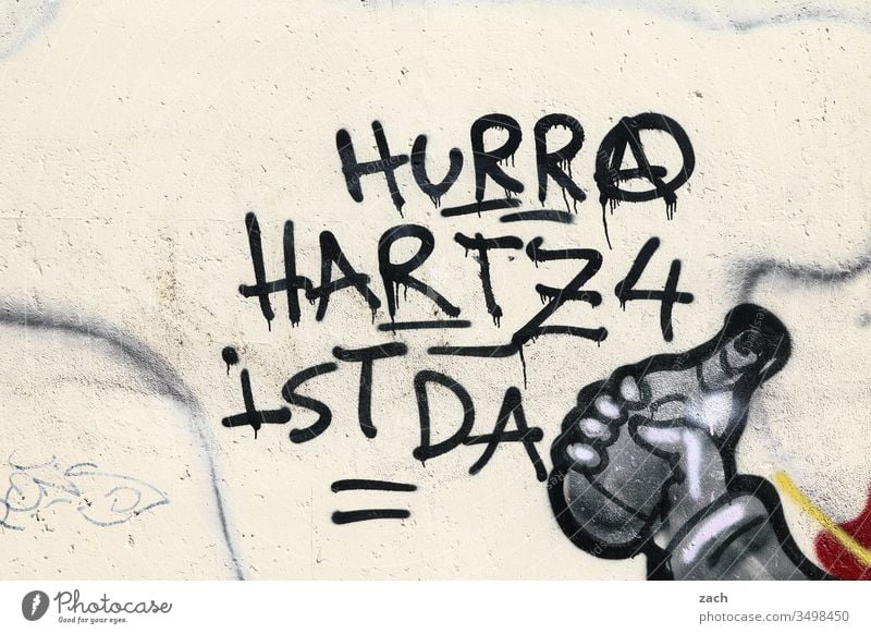 Fassade mit einem Grafitti Hurra Hartz 4 ist da Buchstaben Wand Zeichen Mauer Textfreiraum unten Schriftzug Graffiti Schriftzeichen Textfreiraum oben Gebäude