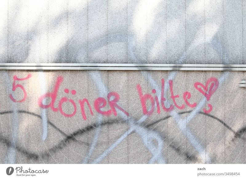 Fassade mit einem Grafitti 5 Döner bitte Buchstaben rot grau Wand Zeichen Mauer Textfreiraum unten Schriftzug Graffiti Schriftzeichen Textfreiraum oben