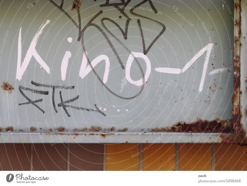 Fassade mit einem Grafitti Kino 1 Buchstaben Wand Zeichen Mauer Textfreiraum unten Schriftzug Graffiti Schriftzeichen Textfreiraum oben Gebäude Gedeckte Farben