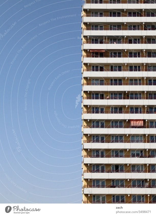 Plattenbau in Berlin, DDR-Architektur Stadt Mauer Wand Tür Gebäude Fassade Linie Haus Hochhaus Hochhausfassade blau Fenster Fensterfront Himmel Balkon viele