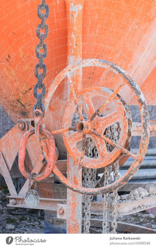 Betonmischer auf einer Baustelle Kettenglied Rost Metall Farbfoto Außenaufnahme Menschenleer alt Stahl Sicherheit Schwache Tiefenschärfe stark Zusammenhalt