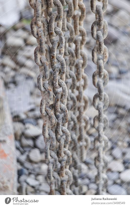 Rostige Ketten auf einer Baustelle Kettenglied Metall Farbfoto Außenaufnahme Menschenleer alt Stahl Sicherheit Schwache Tiefenschärfe stark Zusammenhalt