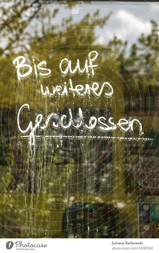 Bis auf weiteres geschlossen Schrift auf einer Geschäftstür coronavirus Text Tür Detailaufnahme Coronavirus Virus Krankheit Gesundheit Grippe Schutz