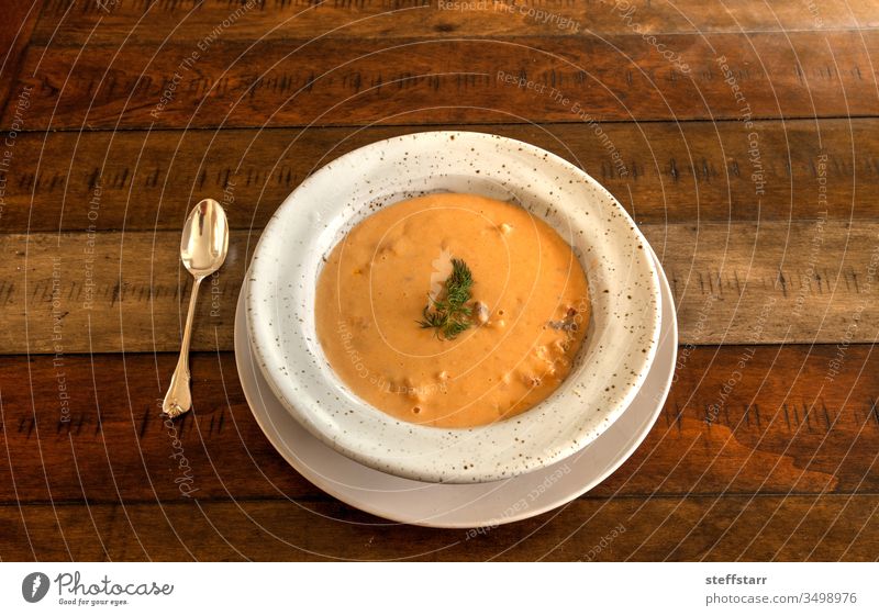 Frisches Meeresfrüchte-Menü mit Hummer-Biskuit-Suppe in einer Schüssel Hummer-Suppe Hummersuppe frisch Lebensmittel Komfortnahrung Mittagessen Abendessen