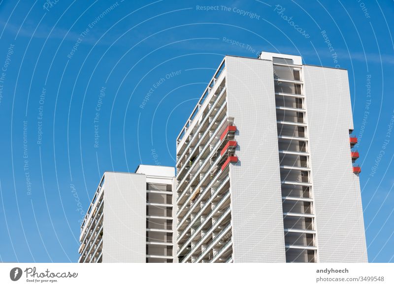 Die sechs roten Balkone des Wohnhauses Appartement Architektur Berlin Klotz blau Blauer Himmel Gebäude Gebäudeaußenseite gebaute Struktur Kapital Großstadt