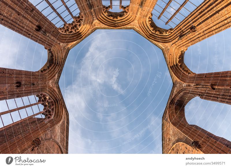 Der Blick nach oben in der Franziskaner-Klosterkirche. Berlin, Deutschland Alter antik Bogen Architektur Gebäude Kathedrale Christentum Kirche Großstadt Cloud