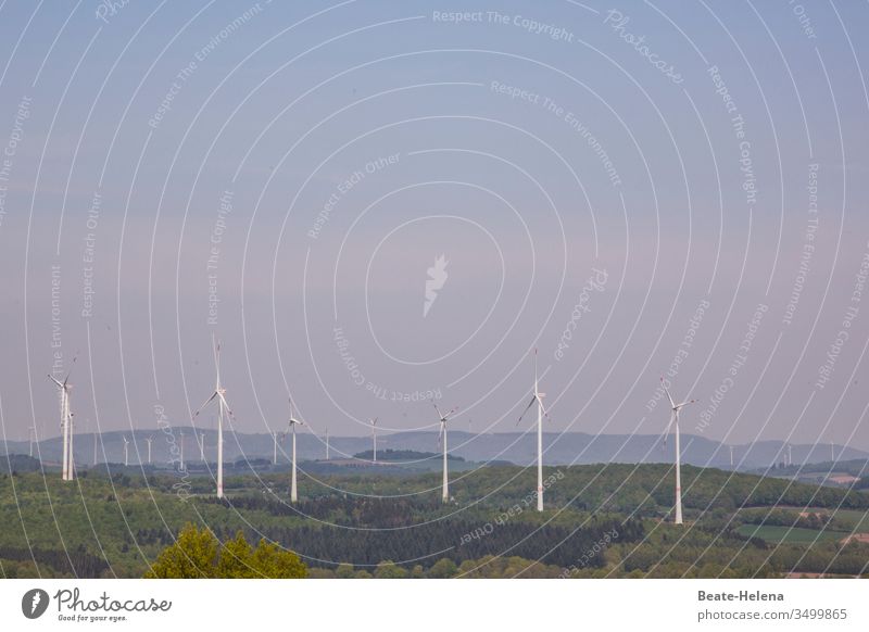 Windpark mit unzähligen Windrädern zur umweltschonenden Energieerzeugung Alternative Energie Windkraftanlage Farbfoto Elektrizität Windrad Windradpark