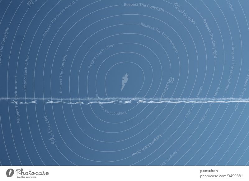 Selten gewordener Kondensstreifen von einem Flugzeug  auf strahlend blauem Himmel himmel wolkenlos Blauer himmel spuren flugzeug Schönes Wetter Luftverkehr