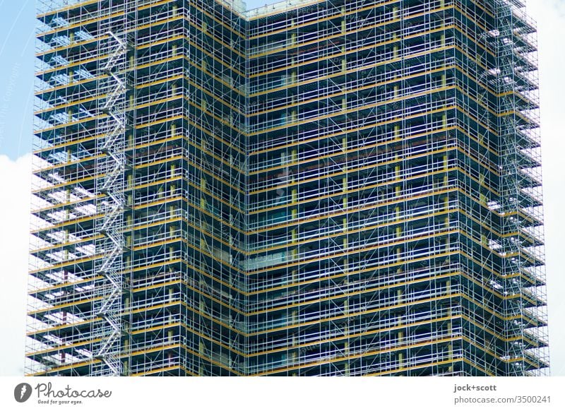 Kreisel zu Wohnhochhaus Baustelle Wandel & Veränderung Baugerüst Sanieren komplex Architektur Gebäude Fassade Hochhaus Erneuerung Hochhausfassade steglitz