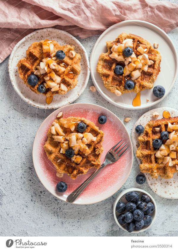 Gesunde glutenfreie Haferwaffeln. Leerzeichen kopieren Textfreiraum Belgische Waffel Gesundheit Draufsicht Waffeln Haferflocken appetitlich leicht gebacken