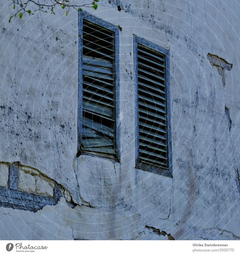 Düstere Altbaufassade mit Fensterläden aus Holzlamellen Fensterladen Lamellen holzlamellen Haus Gebäude Fassade verlassen alt Abrissgebäude Hauswand geschlossen