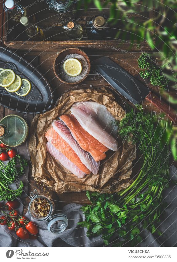 Verschiedene bunte Fischfilets auf umweltfreundlichem Papier . Rustikale Küche . Zutaten für schmackhafte Hausmannskost . Ansicht von oben. Stilleben .