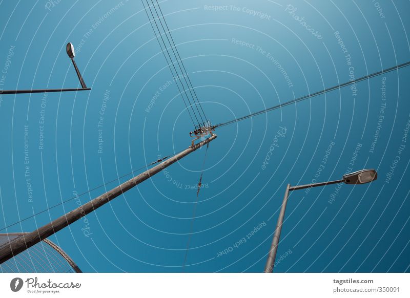 STRASSENLINIEN Laterne Straßenbeleuchtung Ciudadella Menorca Spanien abstrakt Weitwinkel Strommast blau Himmel Stadt Straßenbild Stadtleben Balearen parallel