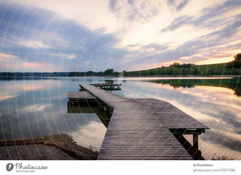 Abendstimmung am See, Mattsee, Österreich Steg Holzsteg Wasser Natur Außenaufnahme Landschaft Farbfoto Seeufer Himmel Menschenleer ruhig Umwelt Idylle Wolken