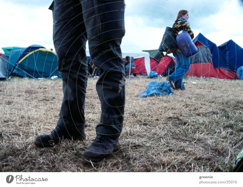 roskilde walking Zelt Gras Gepäck gehen Camping Frau Beine Musikfestival Paar paarweise