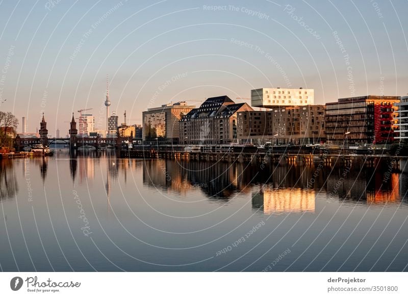 Spreepanorama mit Oberbaumbrücke Farbfoto Lagerhalle ästhetisch trendy Ferien & Urlaub & Reisen Hauptstadt Sehenswürdigkeit Städtereise Kreuzberg Menschenleer