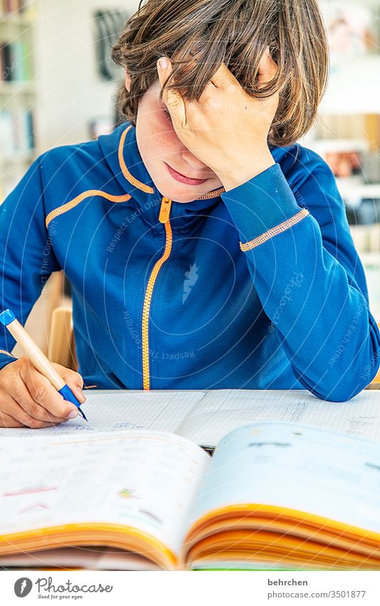 homeschooling | kopfzerbrechen nachdenklich zu Hause bleiben Stift genervt Familie Farbfoto Innenaufnahme Nahaufnahme Kind Junge Kindheit Gesicht Tag Licht